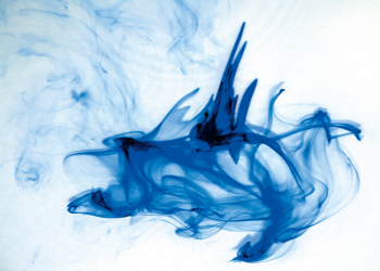 ein Tintenfleck - etwas verwischt in blau